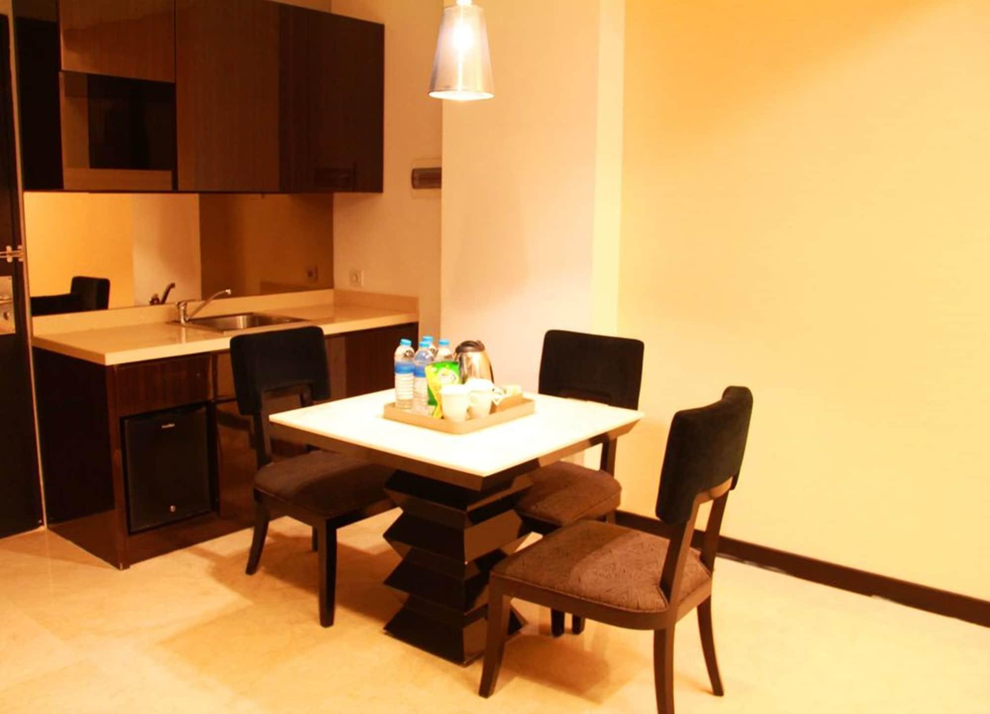 Aston Bellevue Radio Dalam Hotel Jakarta Luaran gambar