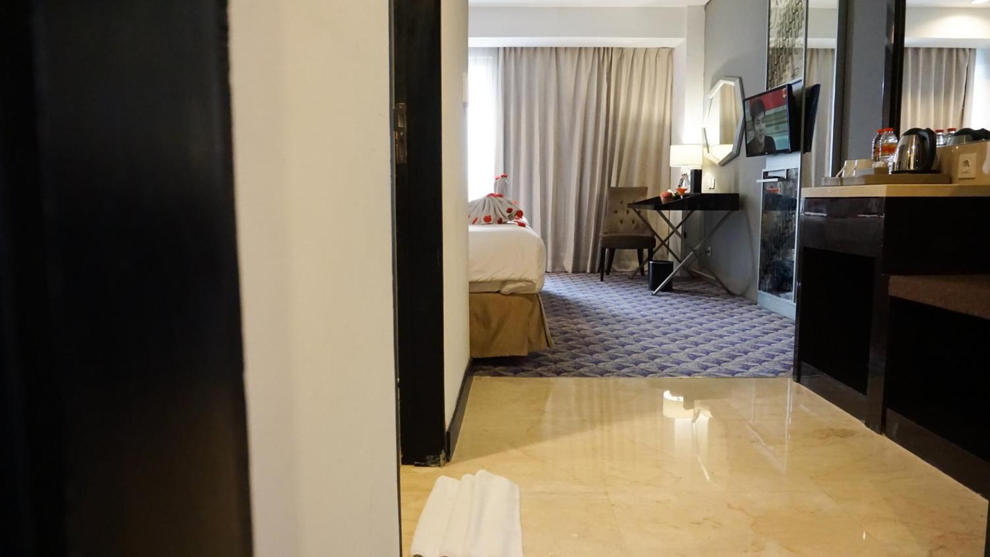 Aston Bellevue Radio Dalam Hotel Jakarta Luaran gambar